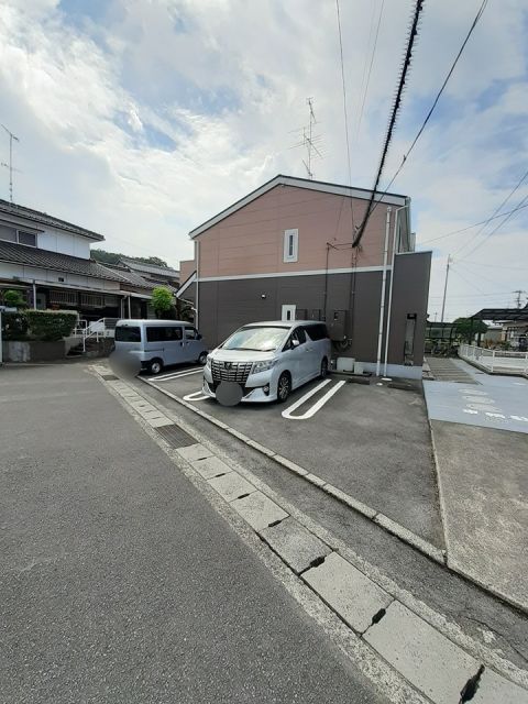 【新居浜市楠崎のアパートの駐車場】