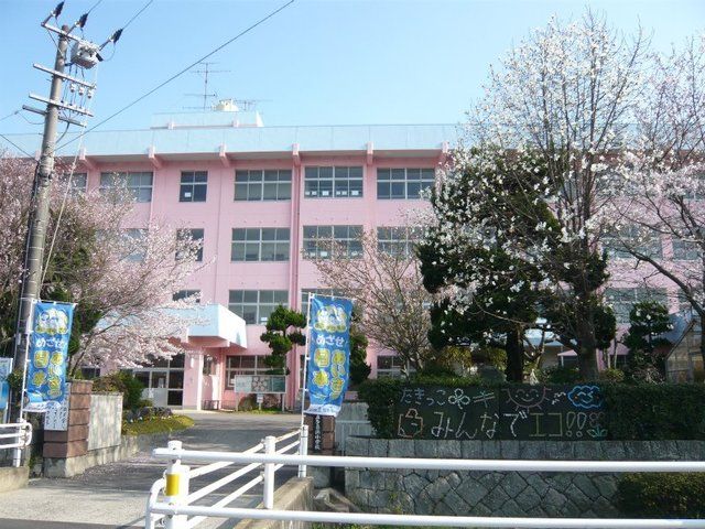 【新居浜市楠崎のアパートの小学校】