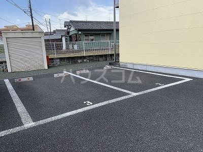 【湖西市新所・岡崎・梅田入会地のマンションの駐車場】