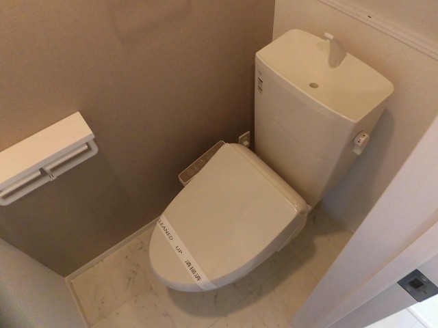 トイレ　温水洗浄便座機能付き