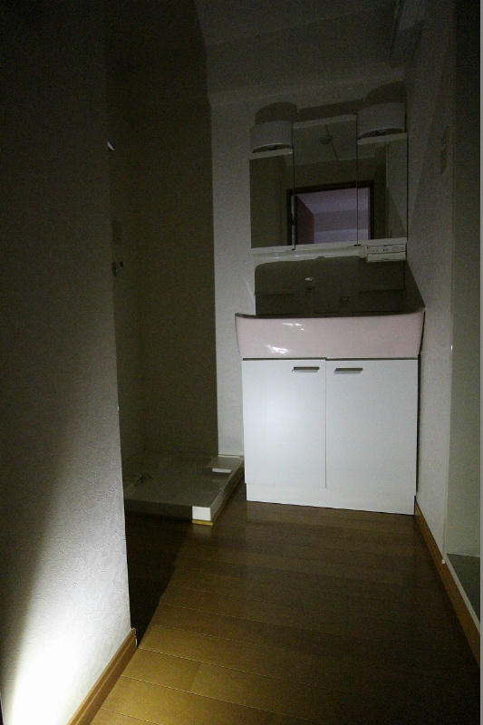 洗面設備　電気回線が開通していない為、暗いですが、ご了承下さい。