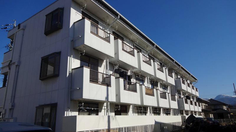 松本市野溝西のマンションの建物外観