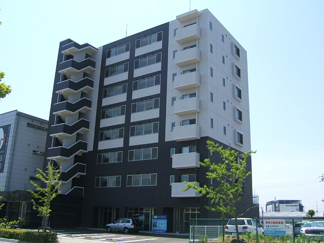 新潟市中央区美咲町のマンションの建物外観