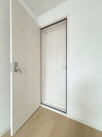 その他部屋・スペース　防音扉を採用でリビングと防音室との音（音楽）も低減してくれて