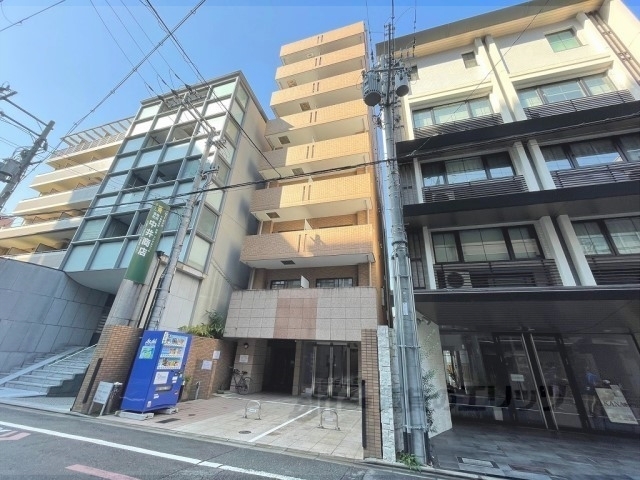 京都市中京区柿本町のマンションの建物外観