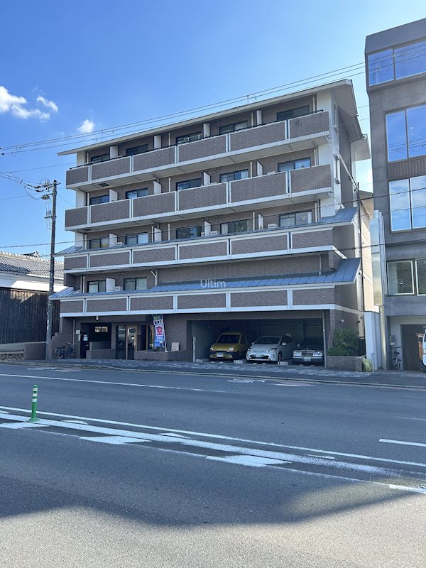 プレサンス京都二条城前の外観