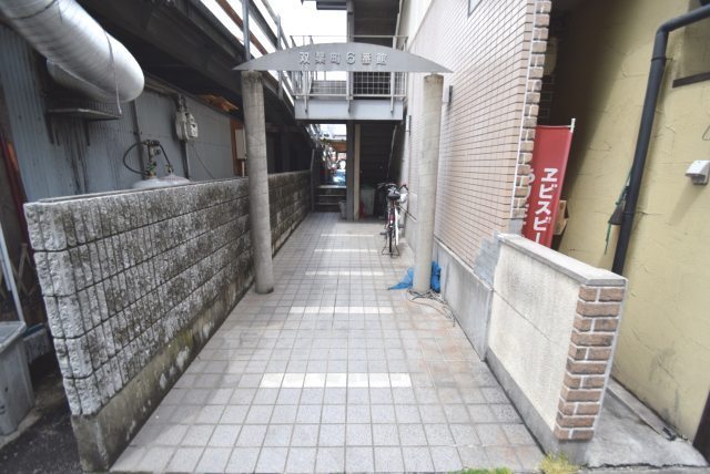 【茨木市双葉町のマンションのエントランス】