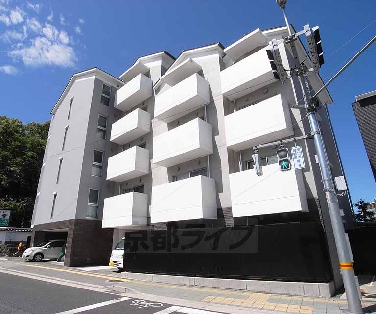 京都市伏見区桃山羽柴長吉東町のマンションの建物外観