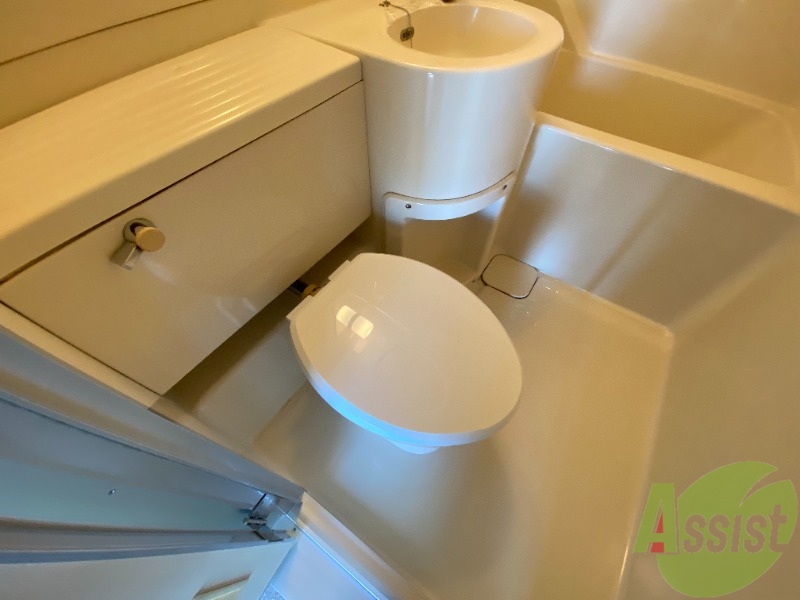 トイレ　トイレになります、トイレもユニットバスなので浴室内にあります