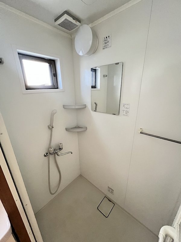 バス・シャワールーム　明るい小窓もついたシャワールーム