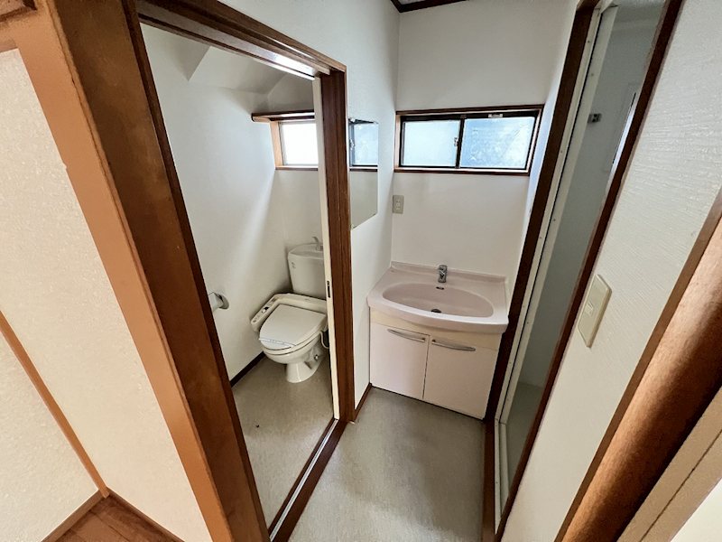 洗面設備　明るい陽光射し込む洗面所