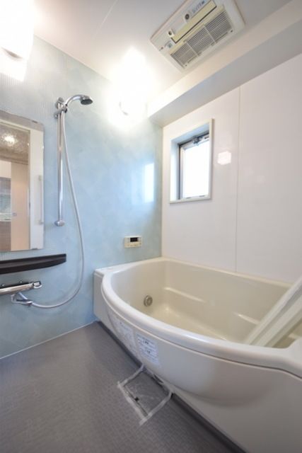 バス・シャワールーム　ゆったり浸かれそうな広々浴槽