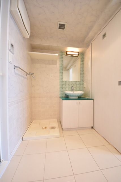 洗面設備　脱衣所も明るいですね