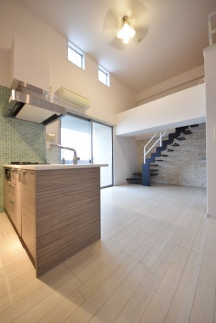 居室・リビング　人気のカウンターキッチンのリビング