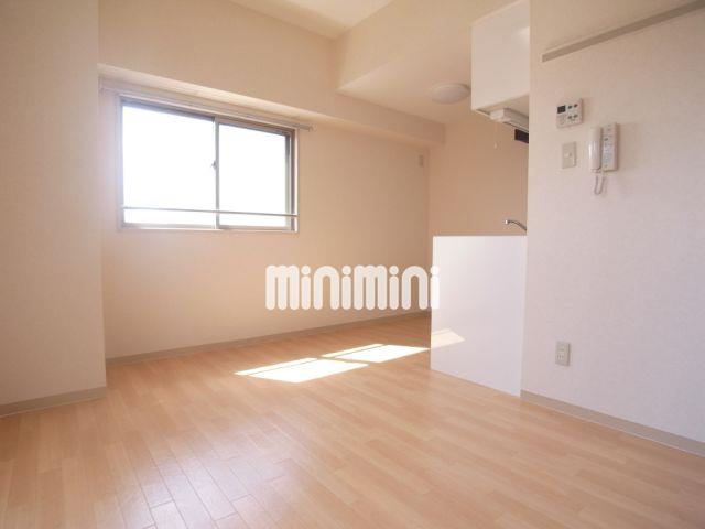 居室・リビング　９帖の明るい洋室です。