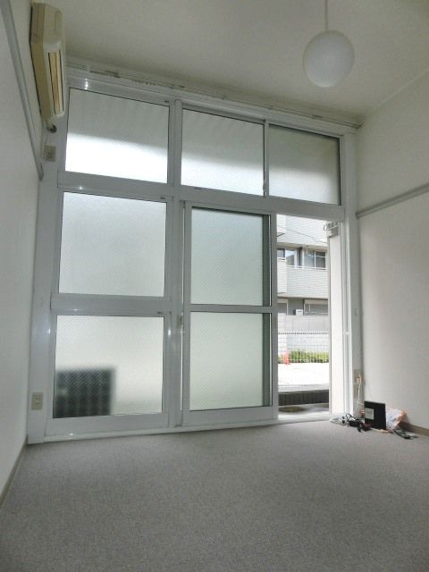 居室・リビング　1階はフローリング、2階はじゅうたん張りです