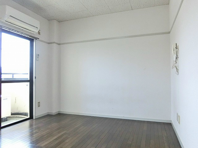 居室・リビング　落ち着いた色合いの洋室