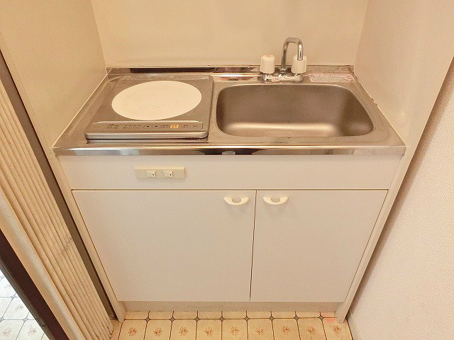 キッチン　コンパクトなミニキッチン。1口のIHクッキングヒーター付き