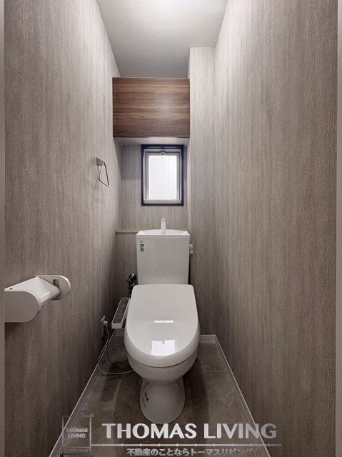 トイレ　小窓があり換気も出来ます。