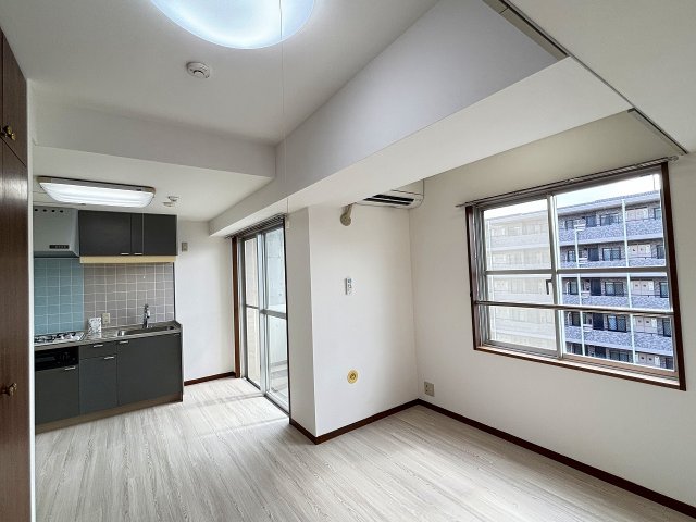 居室・リビング　☆約９帖の横長の明るいお部屋です☆