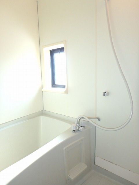 バス・シャワールーム　窓付きで換気しやすいですね（イメージ）