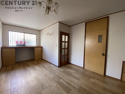 居室・リビング　茶系の落ち着く色味のお部屋で、日当たり良好です。