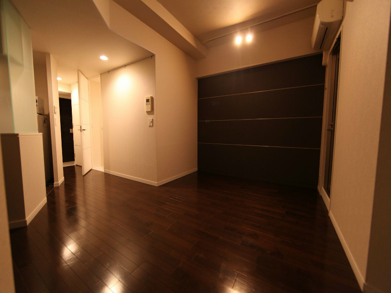 居室・リビング　洋室10帖　デザイナーズマンション　間接照明付