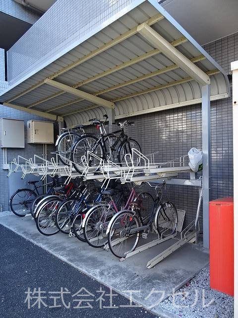 その他共有部分　屋根付きの駐輪場です。