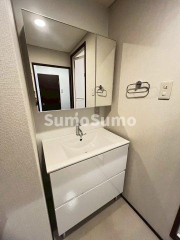 洗面設備　明るい洗面所です