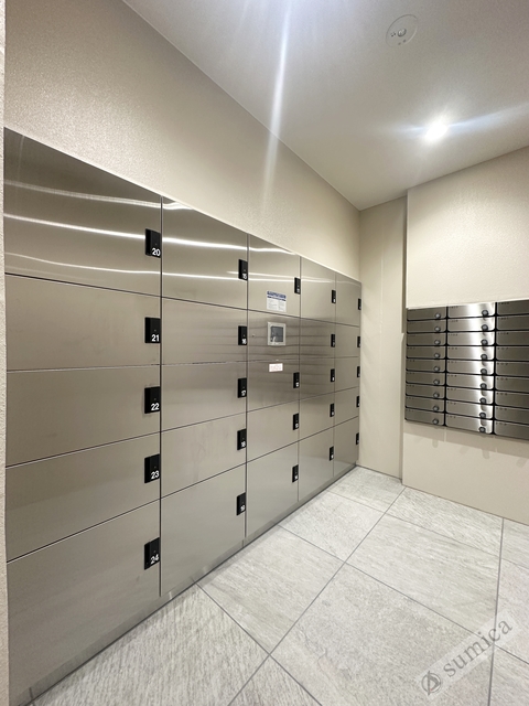 エントランス　便利な宅配ボックス完備