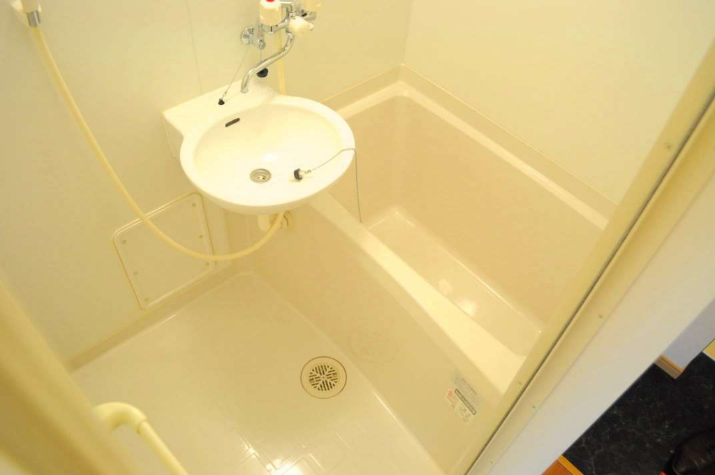 バス・シャワールーム　浴室乾燥機つきで洗濯物も干せます！