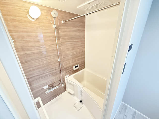 バス・シャワールーム　サーモ水栓　追い焚きバス　浴室乾燥機　を備えた浴室空間