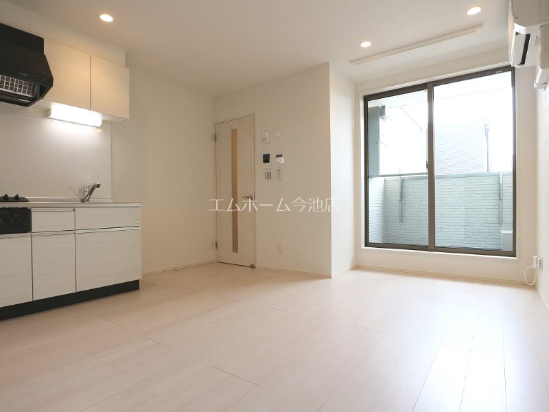 居室・リビング　LDK8.5帖　エアコン付　バルコニーに面しています