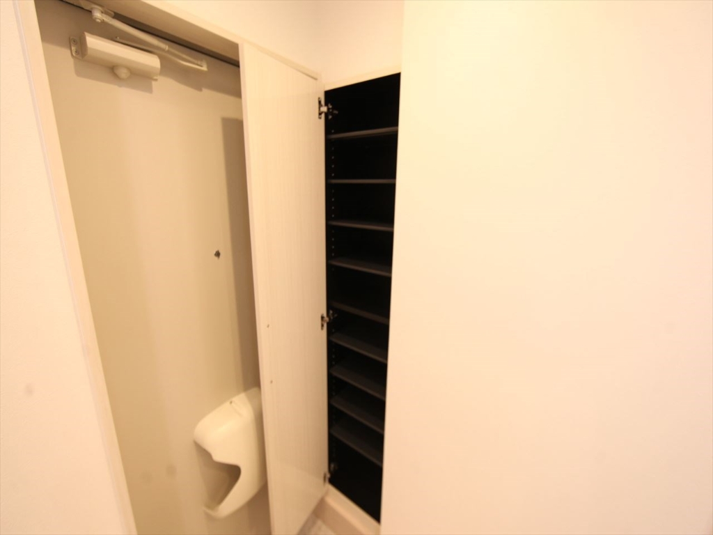 玄関　玄関　シューズボックス　姿見鏡付き（収納充実してます）