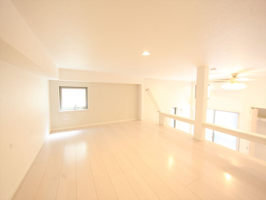 その他部屋・スペース　上階ロフト5.7帖（収納としても寝室としても使えます）