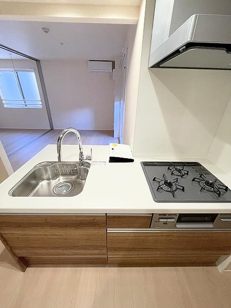 キッチン　システムキッチン・グリル付き3口ガスコンロ