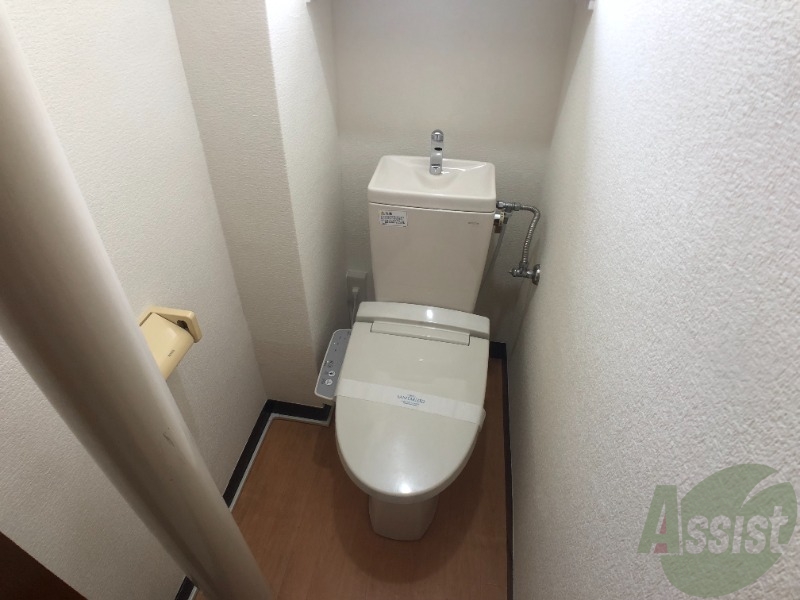 トイレ　温水洗浄便座付きで一年中快適です。