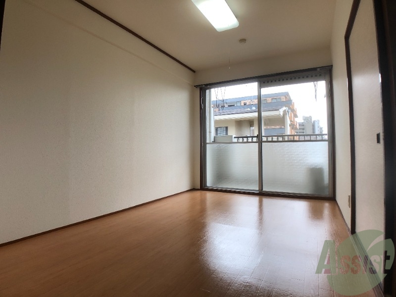 その他部屋・スペース　寝室に大きなも窓が付いており、光たくさん差し込みます。