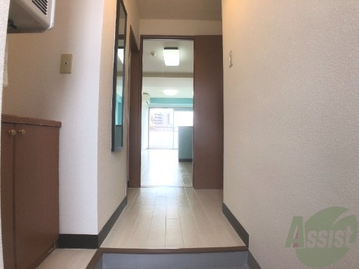 玄関　玄関から見たリビングもオシャレな感じですね。