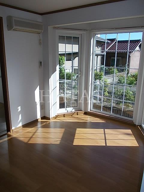 居室・リビング　同物件別部屋です。