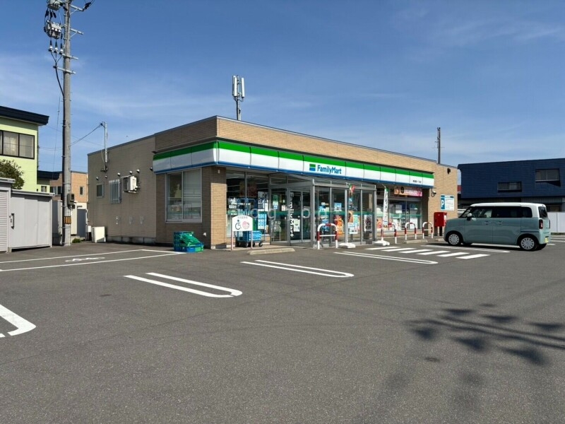 コンビニ　ファミリーマート青森富田一丁目店（コンビニ）まで605m