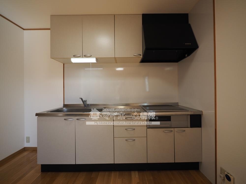 キッチン　※内観写真は101号を引用しており、内装が異なる場合がござい