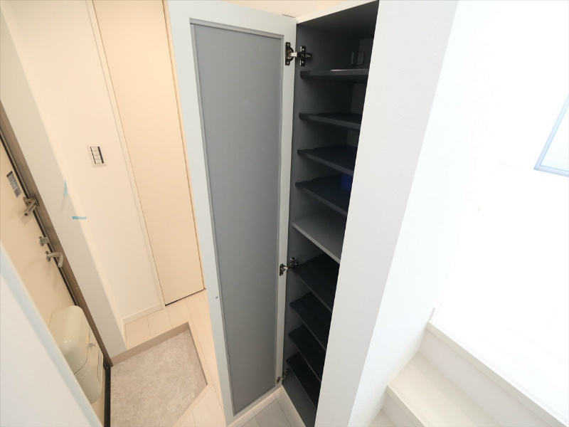 玄関　玄関　シューズボックス付（収納充実してます）