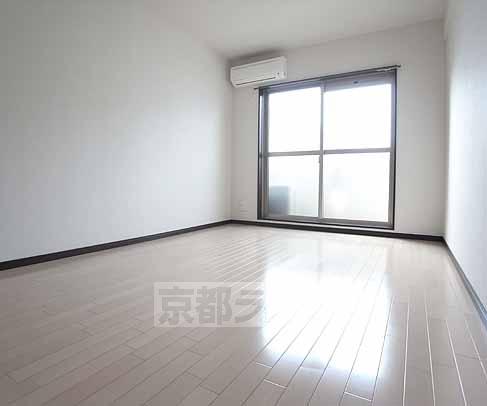 居室・リビング　角部屋には小窓がついてます