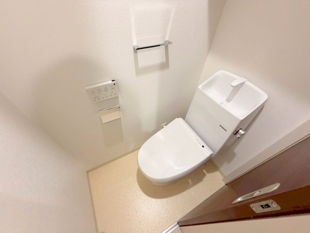 トイレ　綺麗なトイレにはウォシュレット標準装備です。