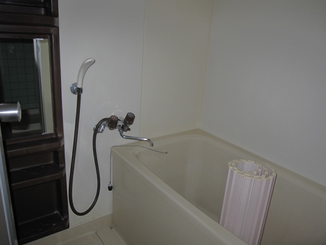 バス・シャワールーム　お風呂に鏡があります