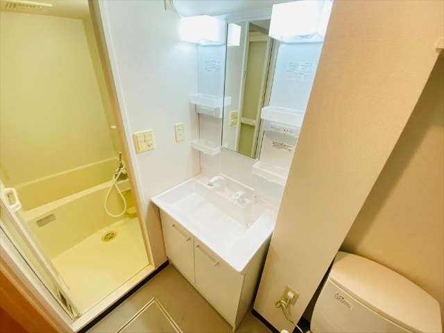 洗面設備　同一建物内６０６号室の内装写真になります。