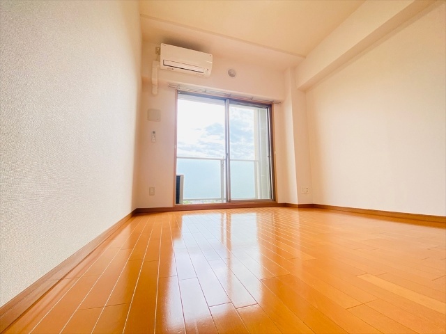 居室・リビング　同一建物内６０６号室の内装写真になります。