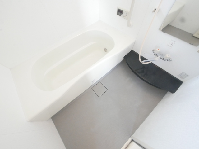 バス・シャワールーム　★鏡付の清潔感のあるバスルームです★