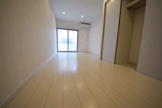 居室・リビング　明るい洋室